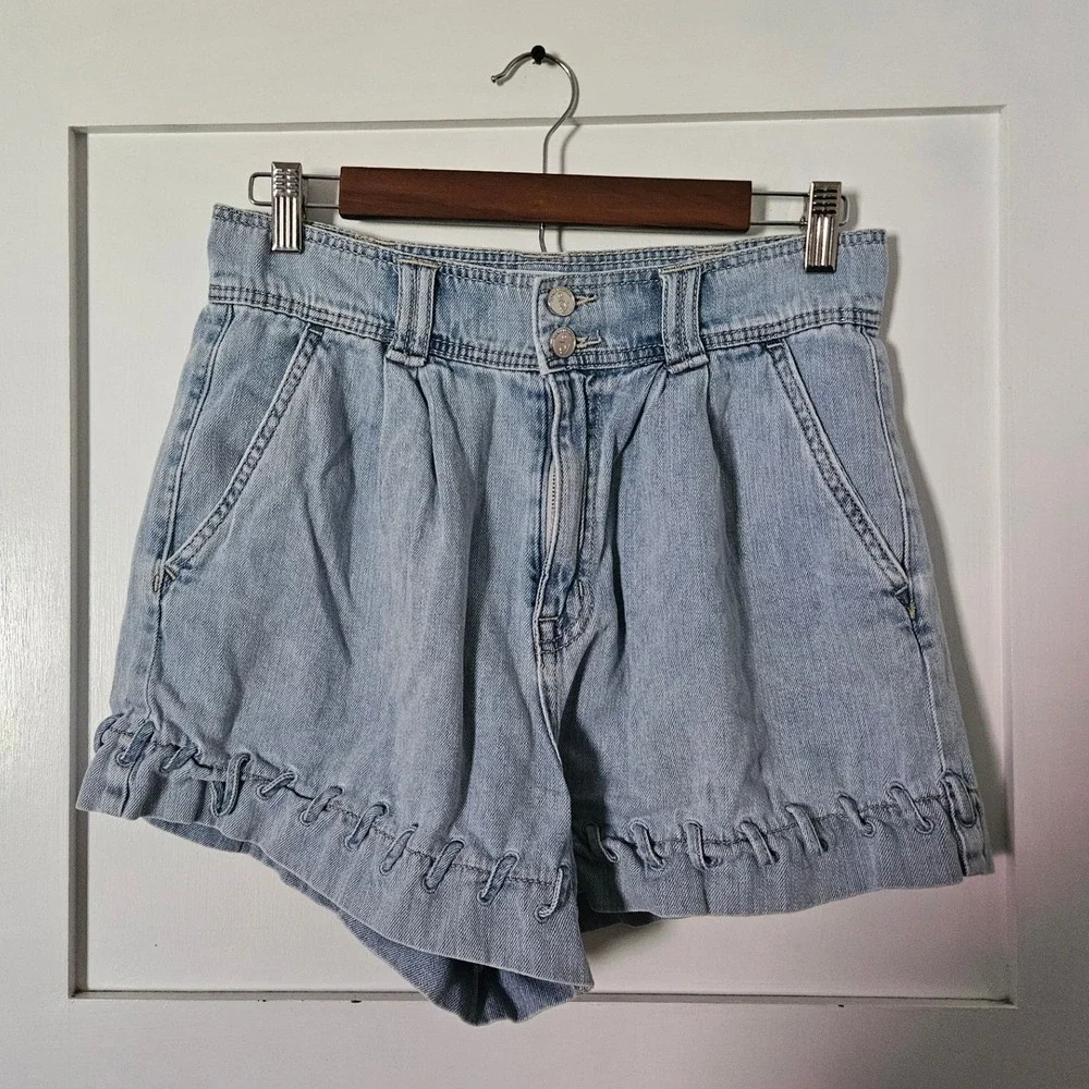 Sam Edelman Women's Light Wash Denim Shorts Size 30 Loop Detail 100% Cotton Boho